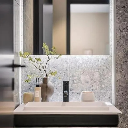 L Luxurious Hideaway In Centrum Leilighet